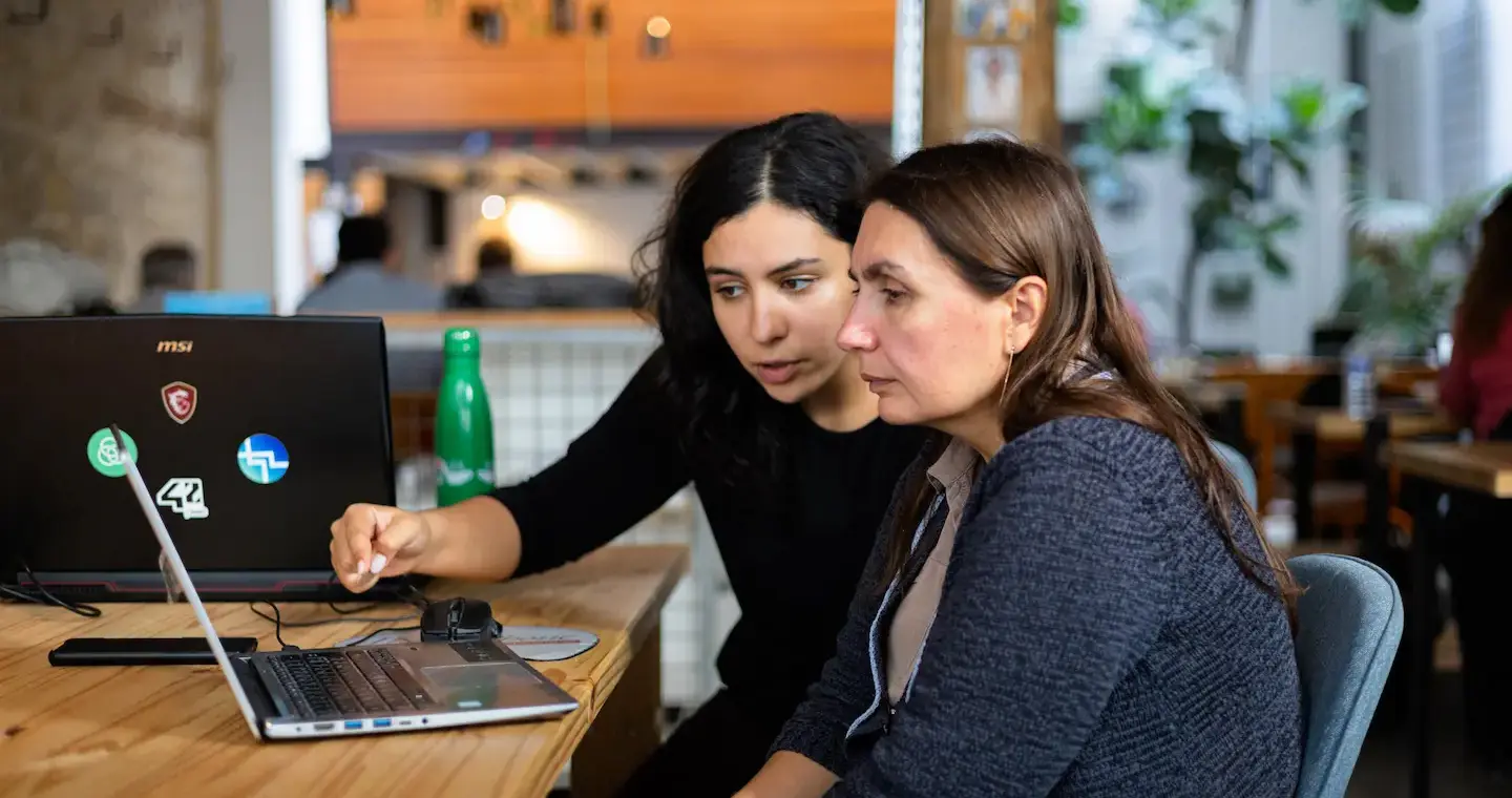 photo d'étudiants en classe a l'écoute