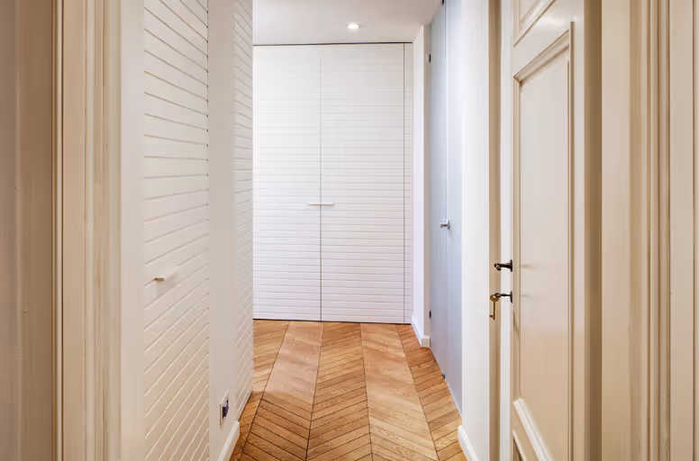 La bisellatura è una rimozione del bordo della tavola: l'interstizio che lascia darà risalto alla geometria di posa. - Menconi Parquet