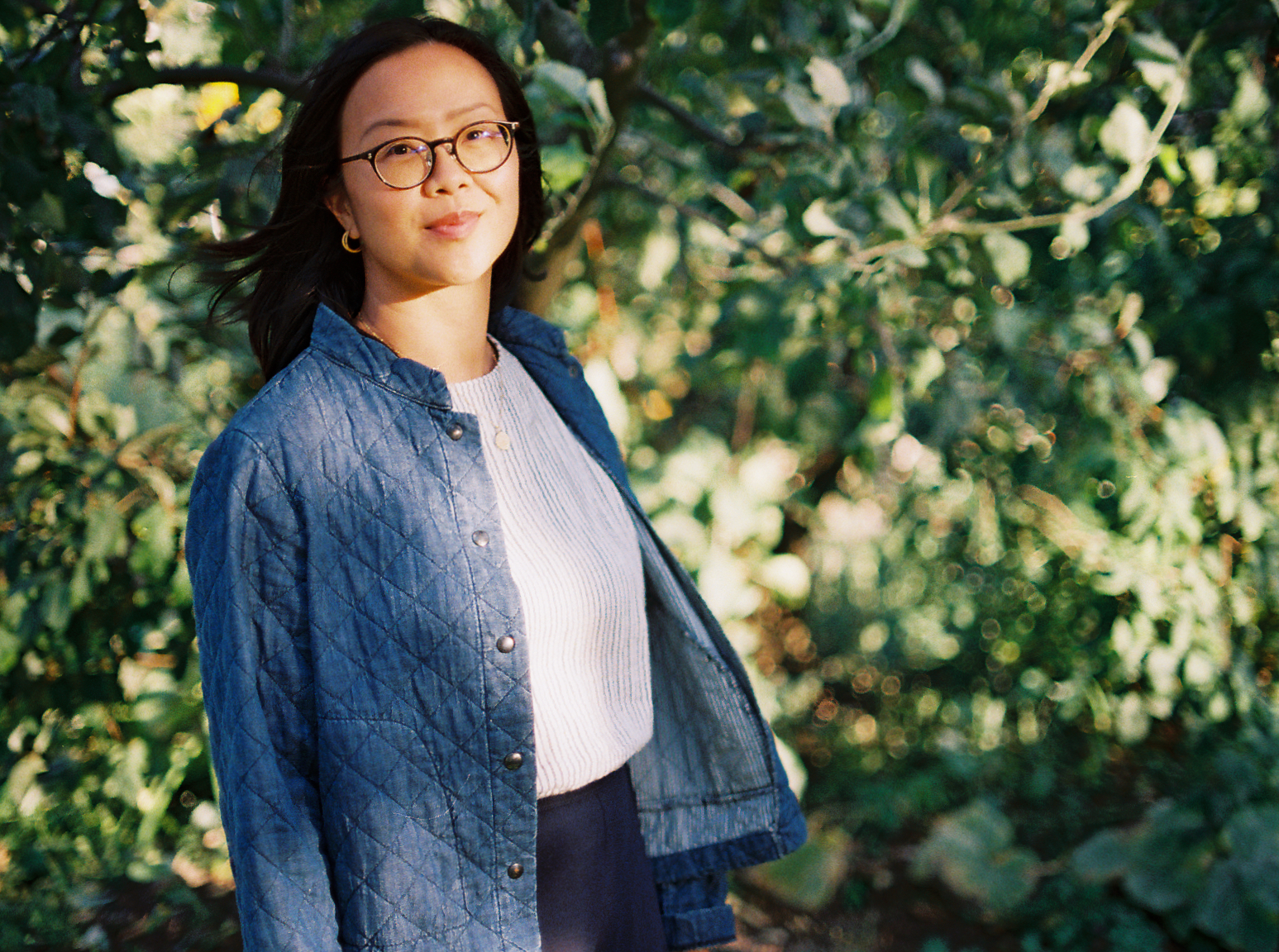 Image of Joni Low looking to the left in front of the North Shore mountains.