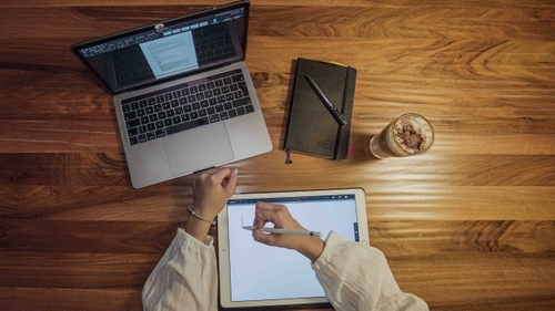 Pre-Production: Frau plant Dreharbeiten.