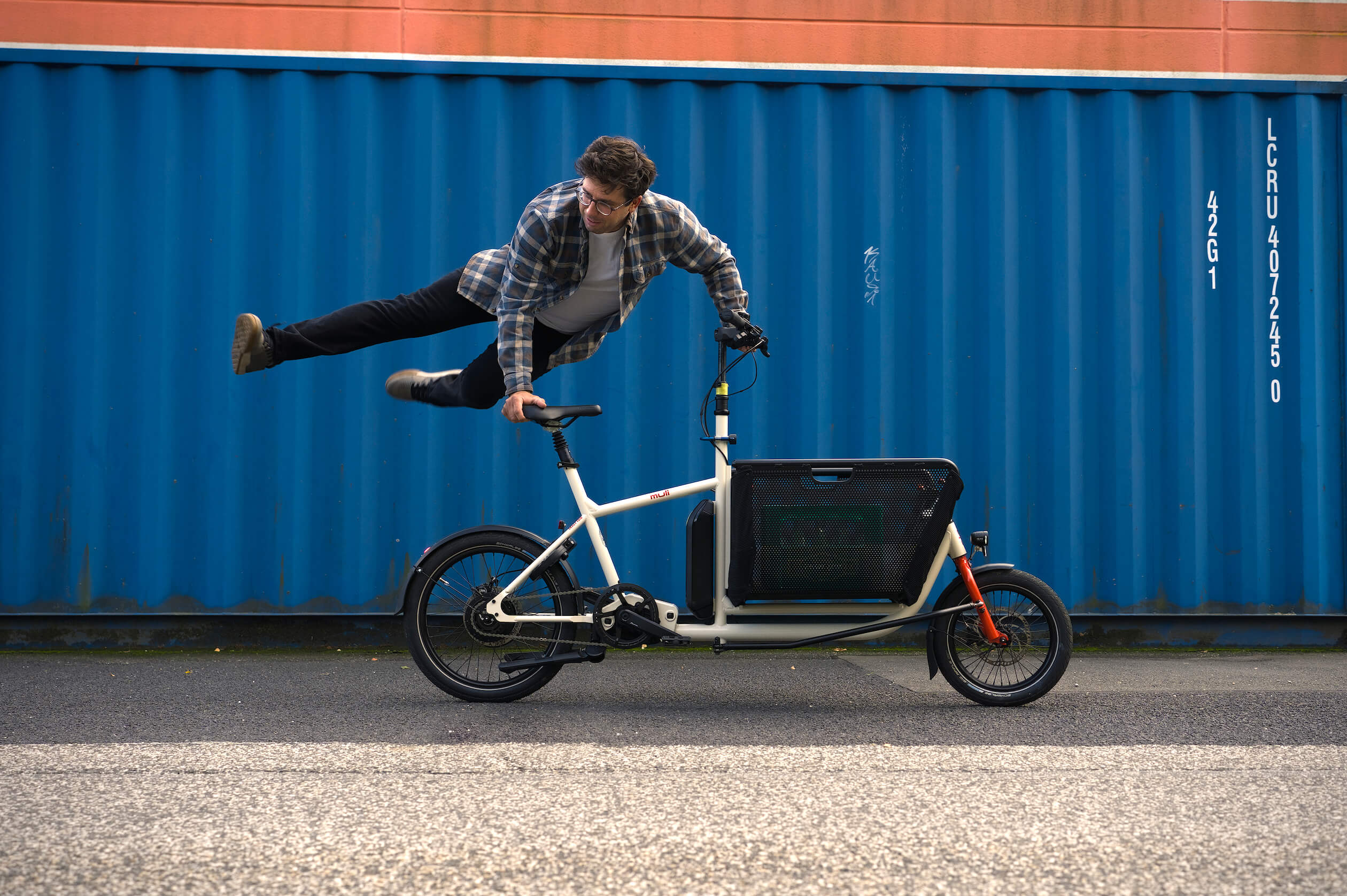 Niclas Ohlenschläger ist E-Bike Profi bei LENZ E-Bikes in Kelkheim und macht einen Ninja-Kick über ein E-Lastenrad.