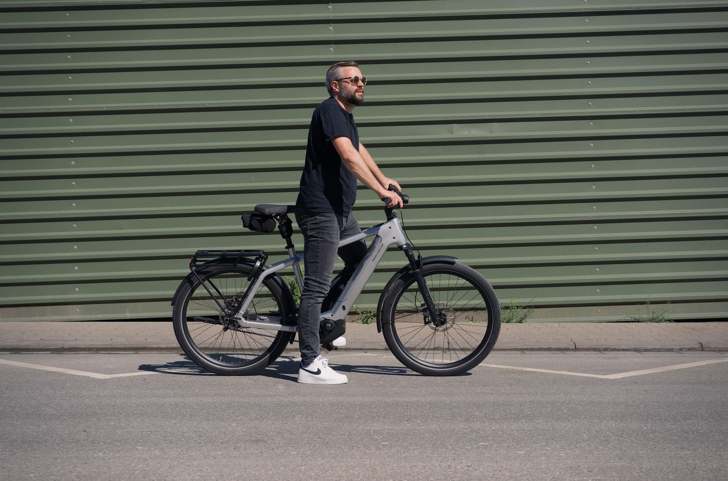 Thilo Lenz steht auf einem neuen Riese & Müller Charger 6 E-Bike.