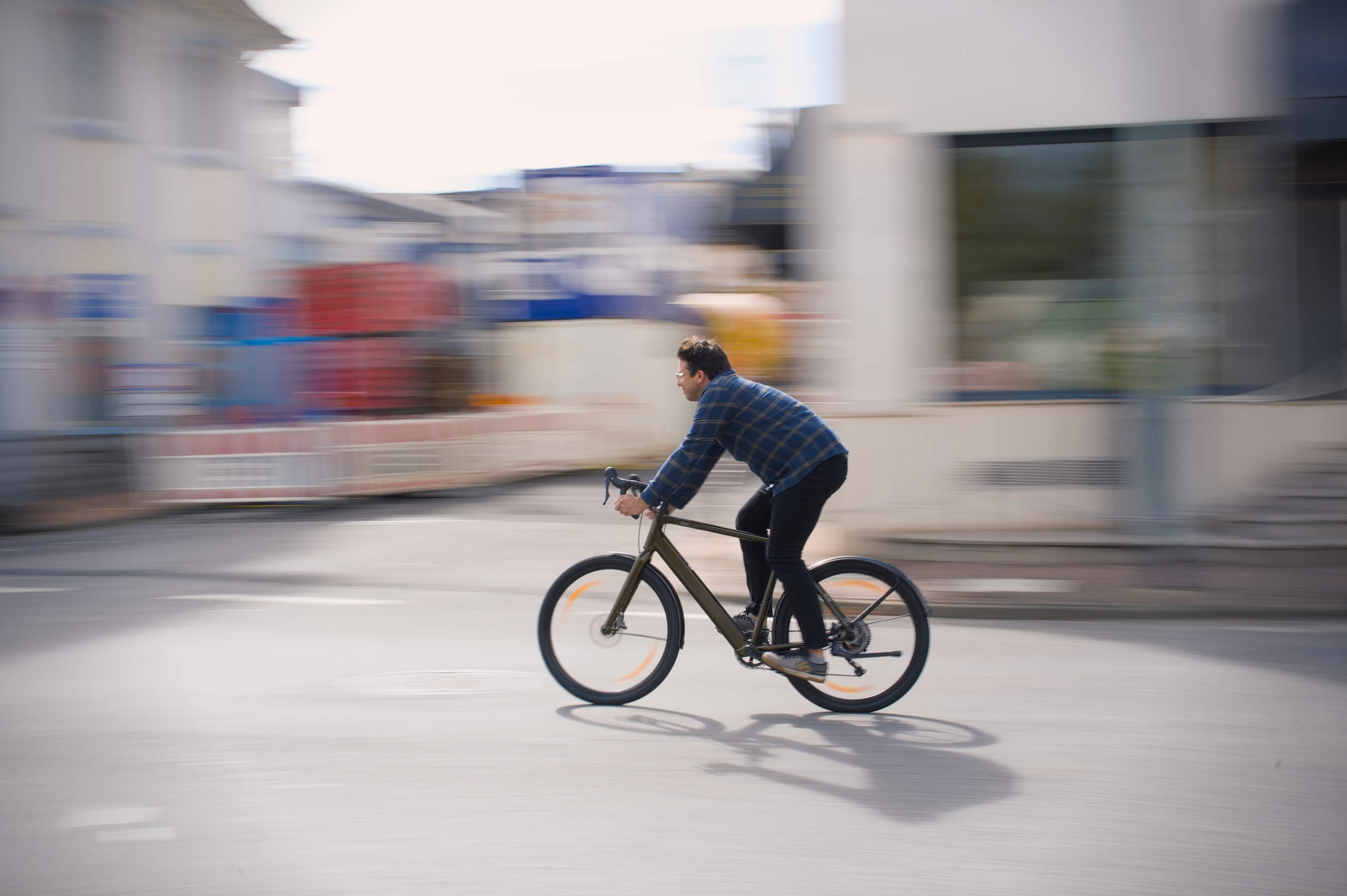 Niklas Ohlenschlaeger fährt mit dem Gravel E-Bike für Herren durch den Taunus.
