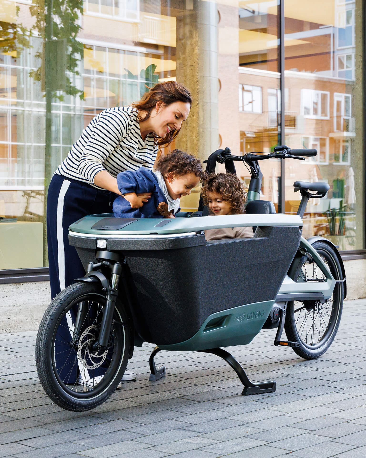 Lovens Explorer 2 Lastenrad mit LED-Leiste und zwei Kindern.