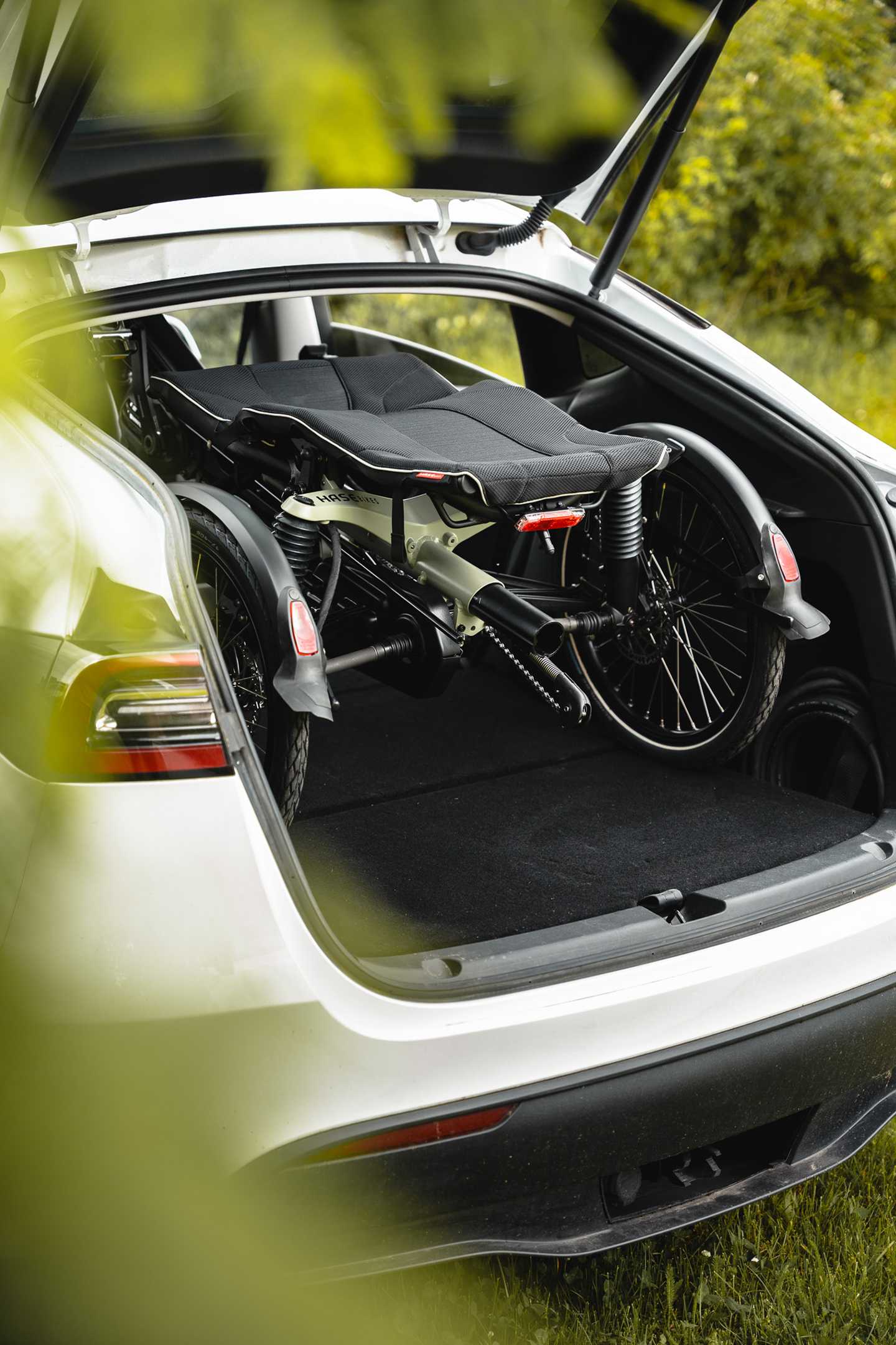 E-Dreirad für Erwachsene klappbar im Kofferraum eines Autos.