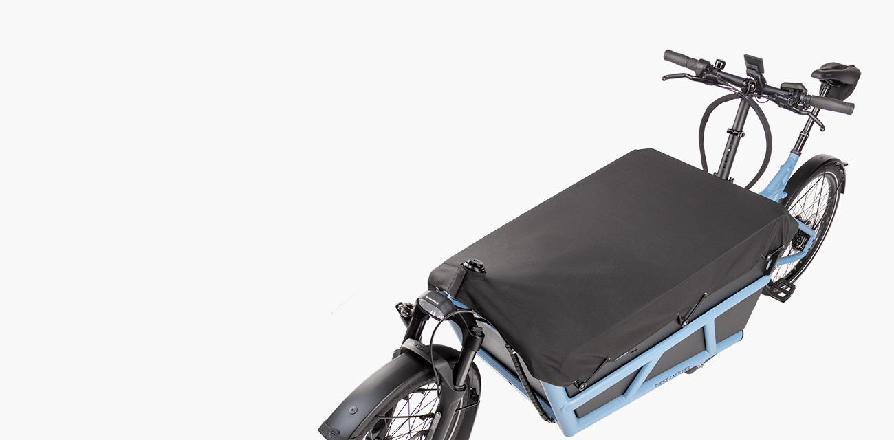 Riese und Müller Load 75 mit Cargo Kit, bestehend aus hohen Seitenwänden und Persenning, eine Art Wetterschutz-Abdeckung.