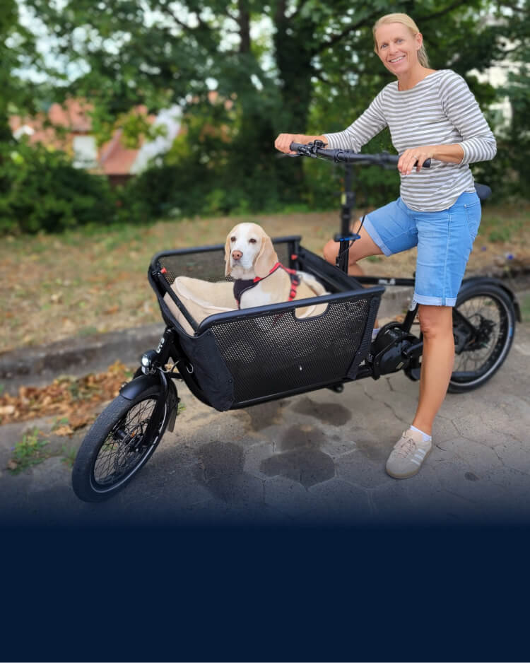 Echtes Foto von Muli Lastenrad Erfahrung einer Frau mit Hund aus Frankfurt am Main.