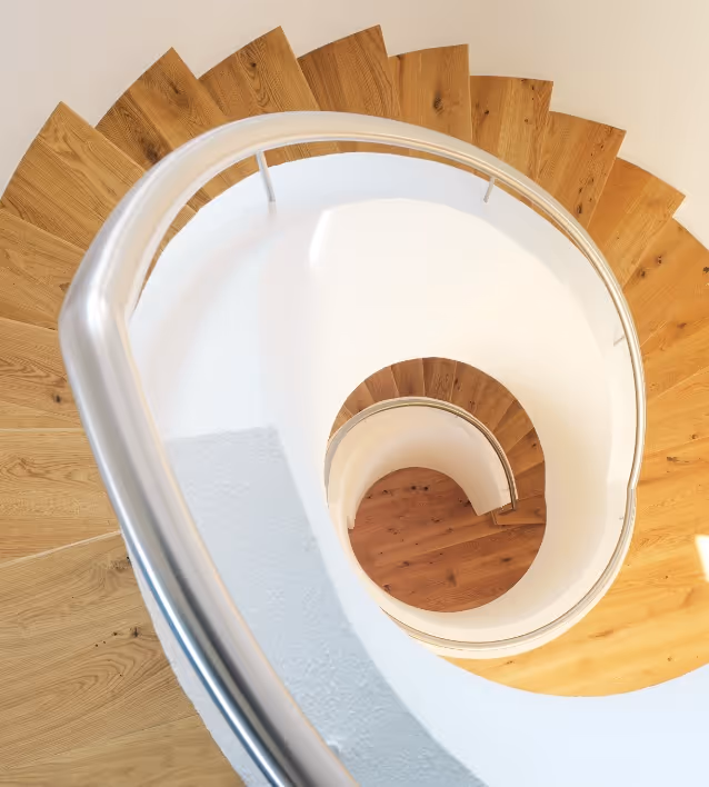 Treppenhaus mit Landhausdielen Parkett aus Eiche