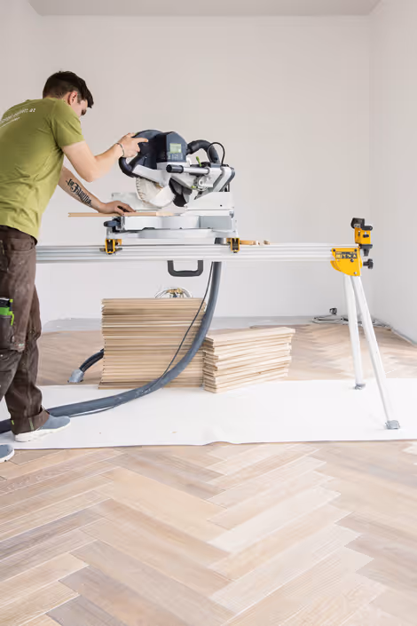 Mitarbeiter von Spiegel Parkett beim zuschneiden von Fischgrät Parkett