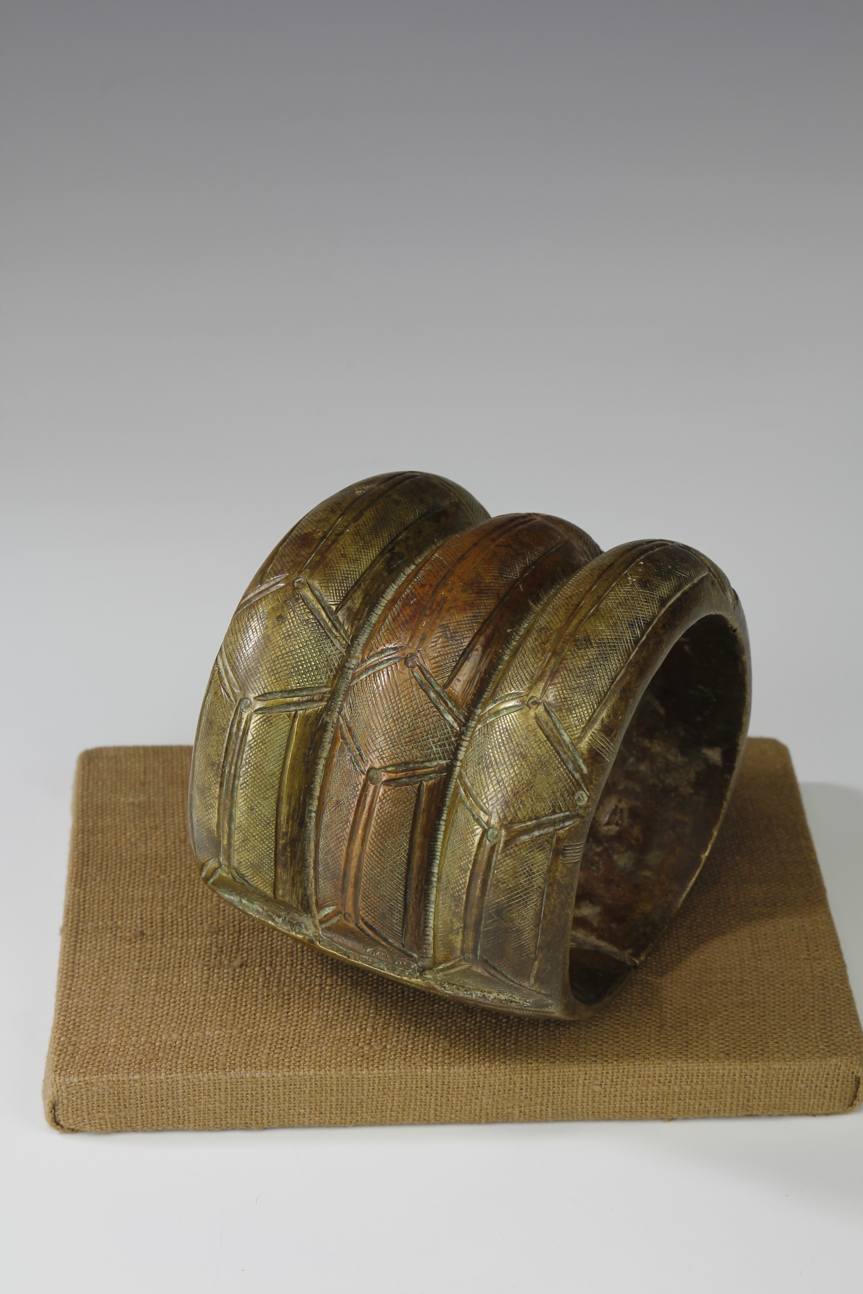 BRONZE BANGLE WITH FINE DECORATIONS. GURMANTCHE, BURKINA FASO