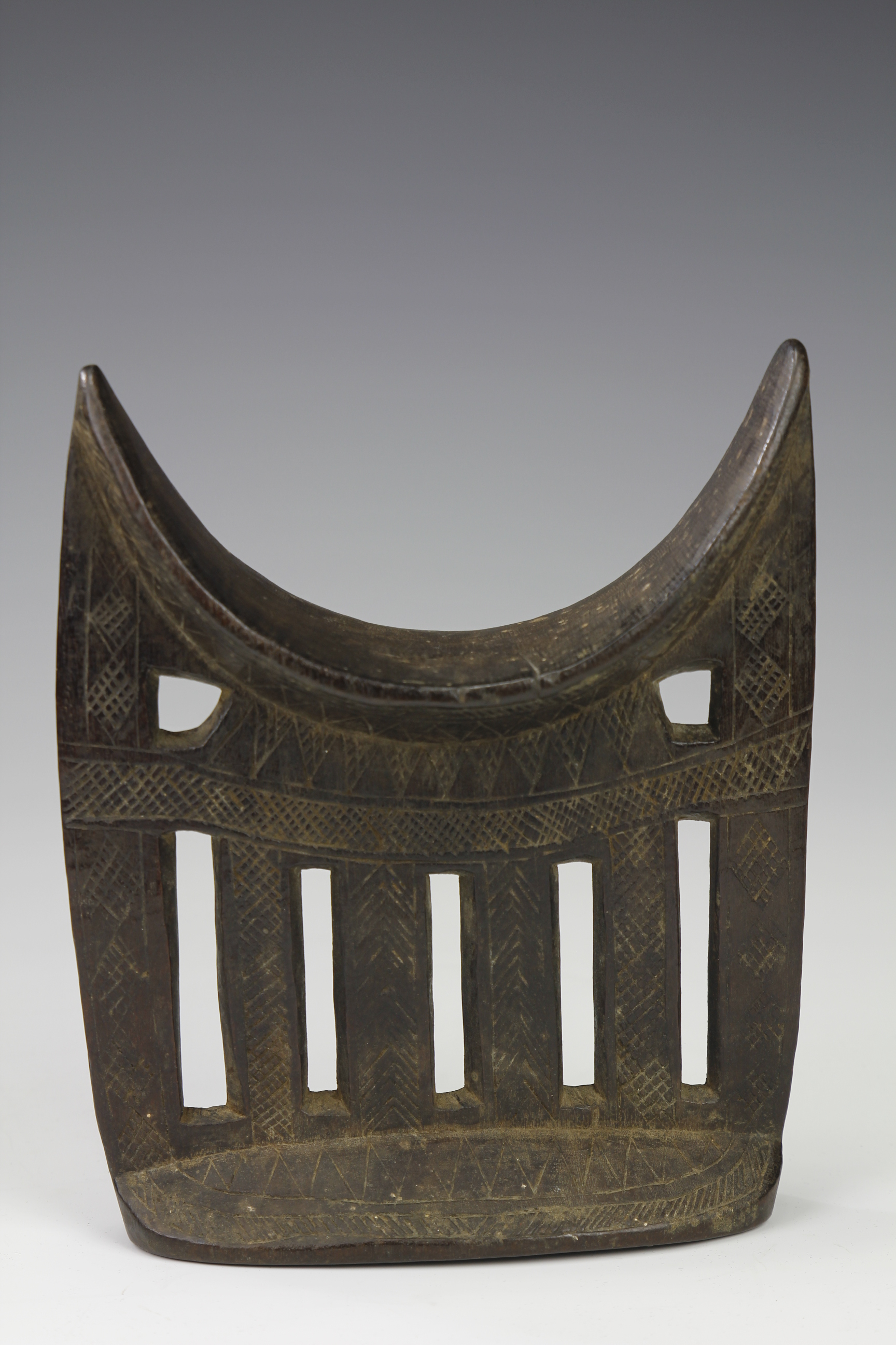 HEADREST WITH FINE DECORATIONS. HADIYA, ETHIOPIA