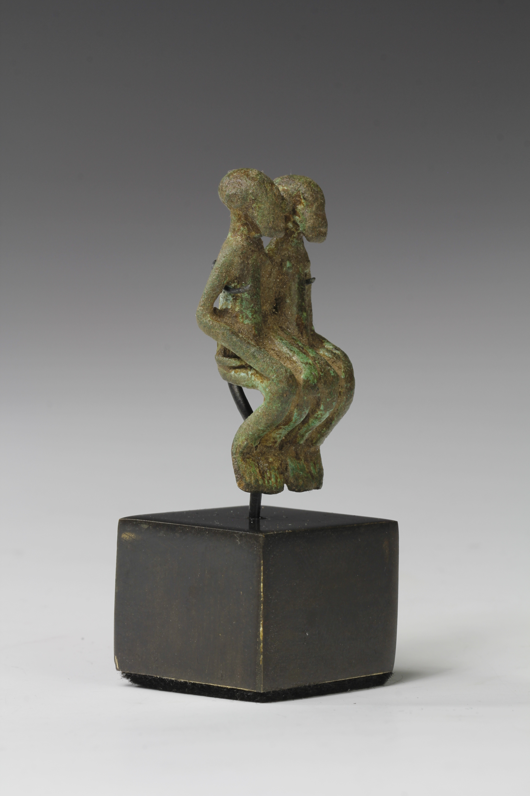 FINE MINIATURE DOUBLE FIGURATIVE AMULET. KULANGO, IVORY COAST