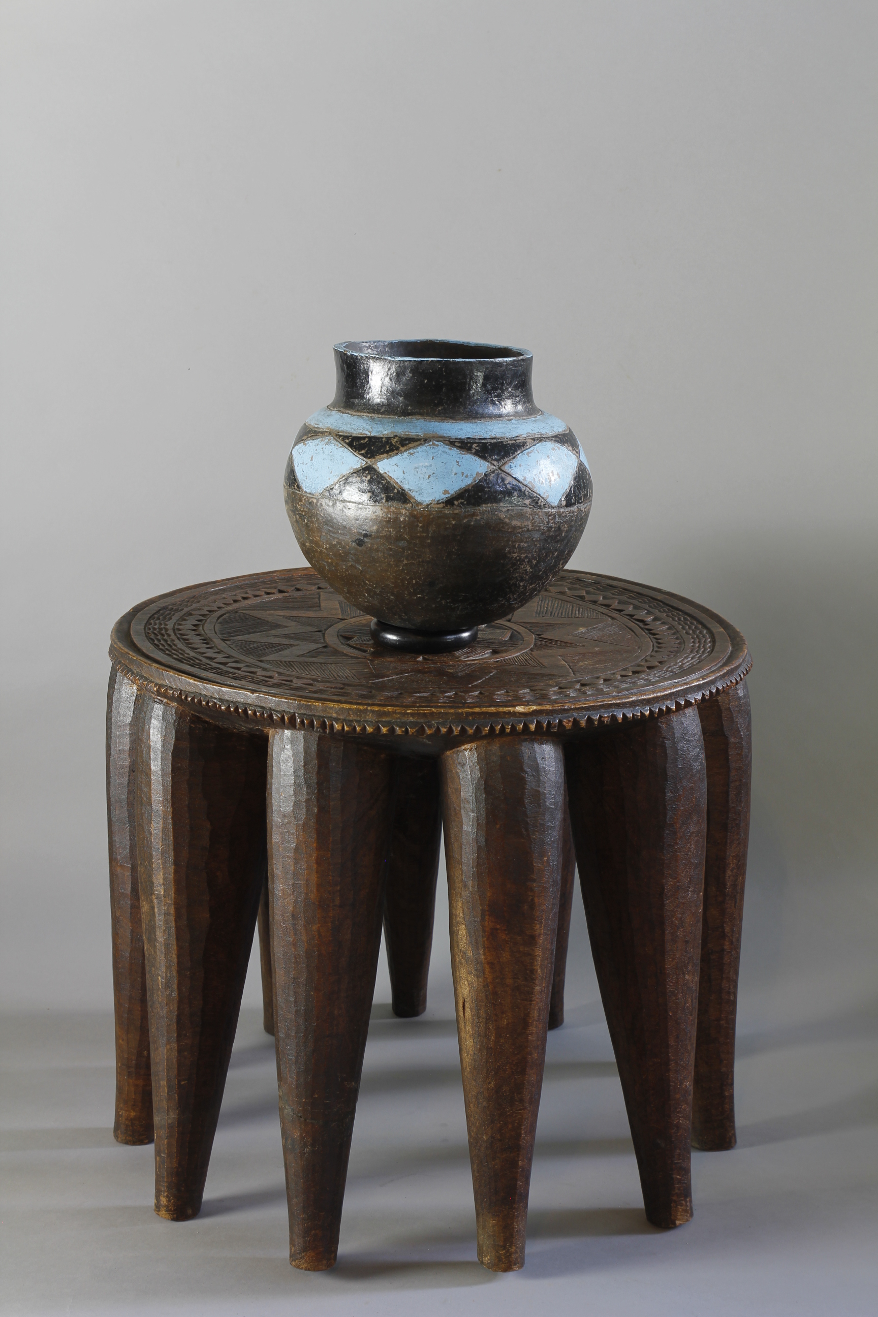 VERY LARGE NUPE STOOL WITH ZULU POT