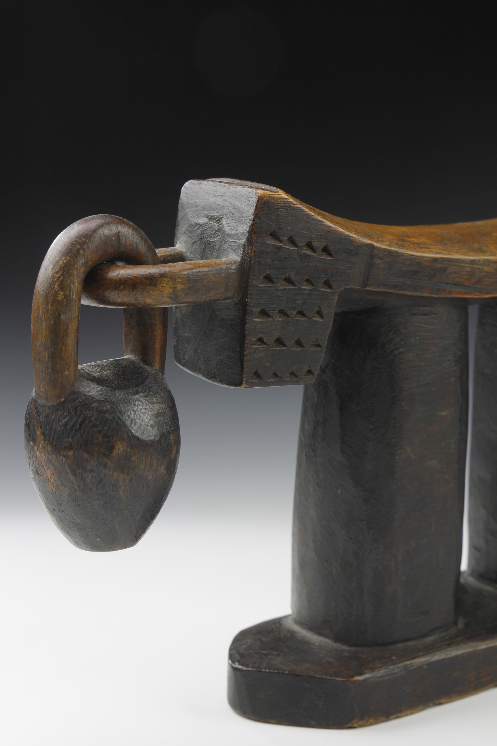 FINE DOUBLE LINKED HEADREST. ZULU, SOUTHERN AFRICA