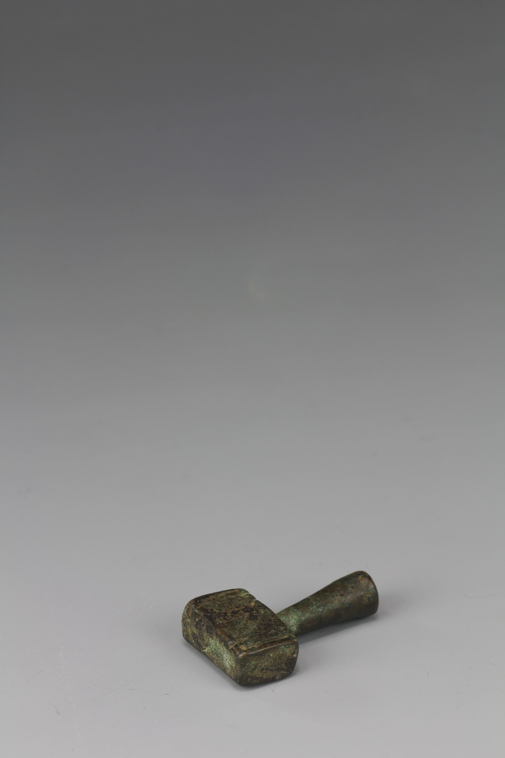 GOLD WEIGHT OF A MALLET, 18TH CENTURY. AKAN, GHANA