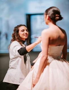 Mulher com vestido de noiva  O conteúdo gerado por IA pode estar incorreto.
