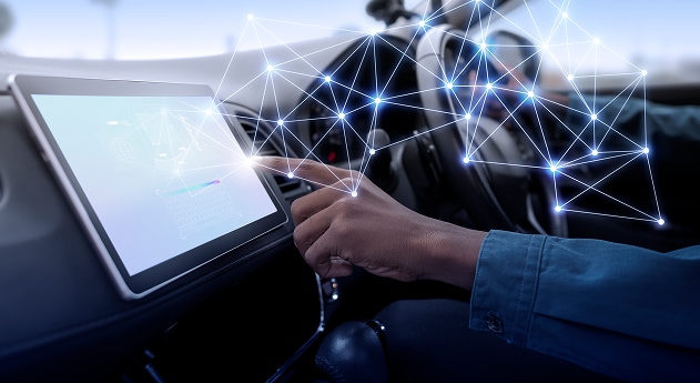 Pessoa usando sistema GPS inteligente em tela sensível ao toque dentro de um carro.