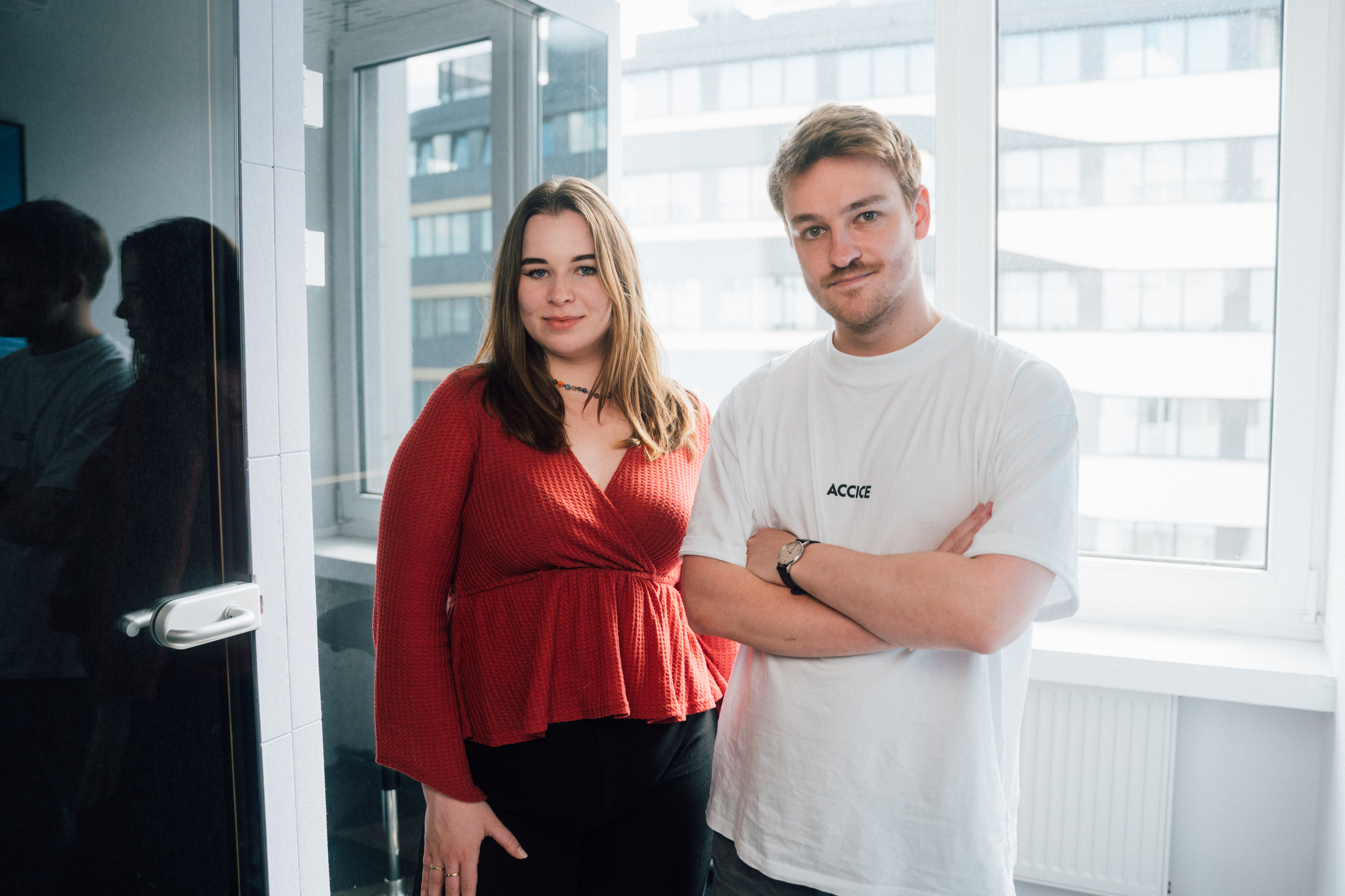Portrait einer Frau und eines Mannes vor einem Fenster