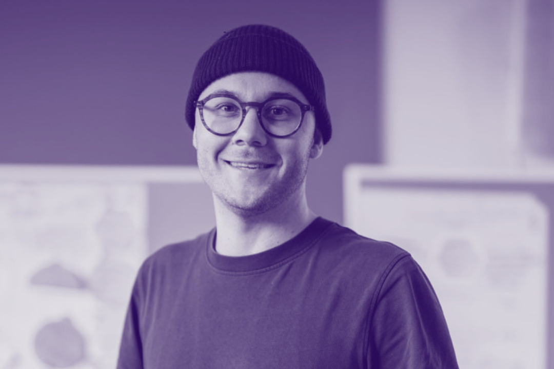 Porträt eines Mannes, lila eingefärbt