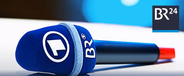Foto eines Mikrofons auf einem Tisch, oben rechts das Logo von BR24