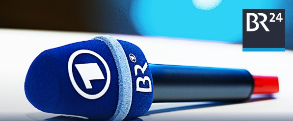 Foto eines Mikrofons auf einem Tisch, oben rechts das Logo von BR24
