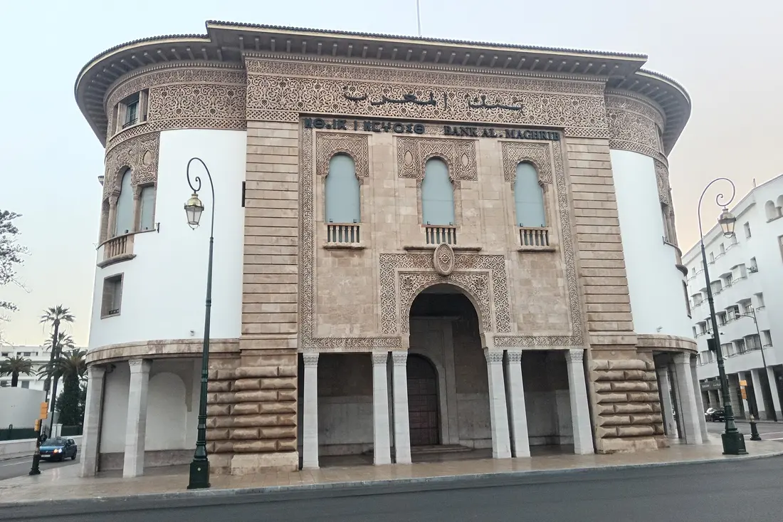 La façade de Bank Al-Maghrib, avenue Mohammed V à Rabat, avec ses arcs outrepassés et son décor de stuc.