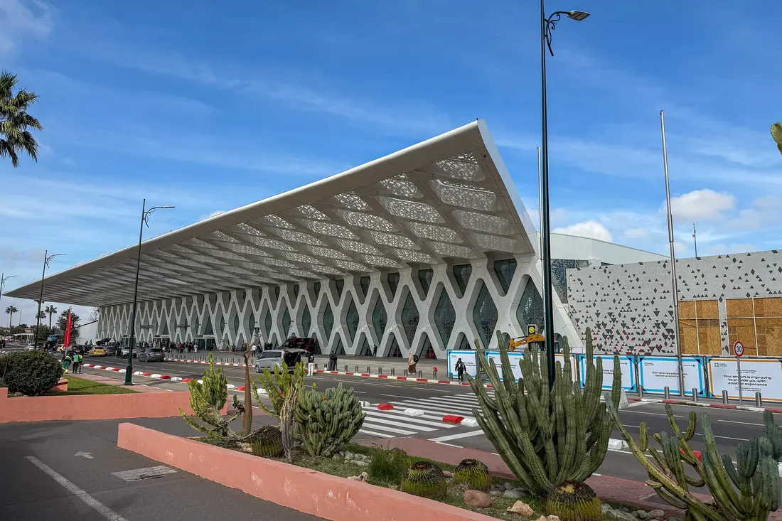 La façade du terminal 1 de l’aéroport de Marrakech-Ménara et sa résille de béton ajouré, en janvier 2026.