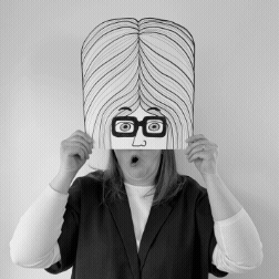 Grafisk designer på Jessheim som leker med ulike masker. Hvilken identitet har din merkevare? 