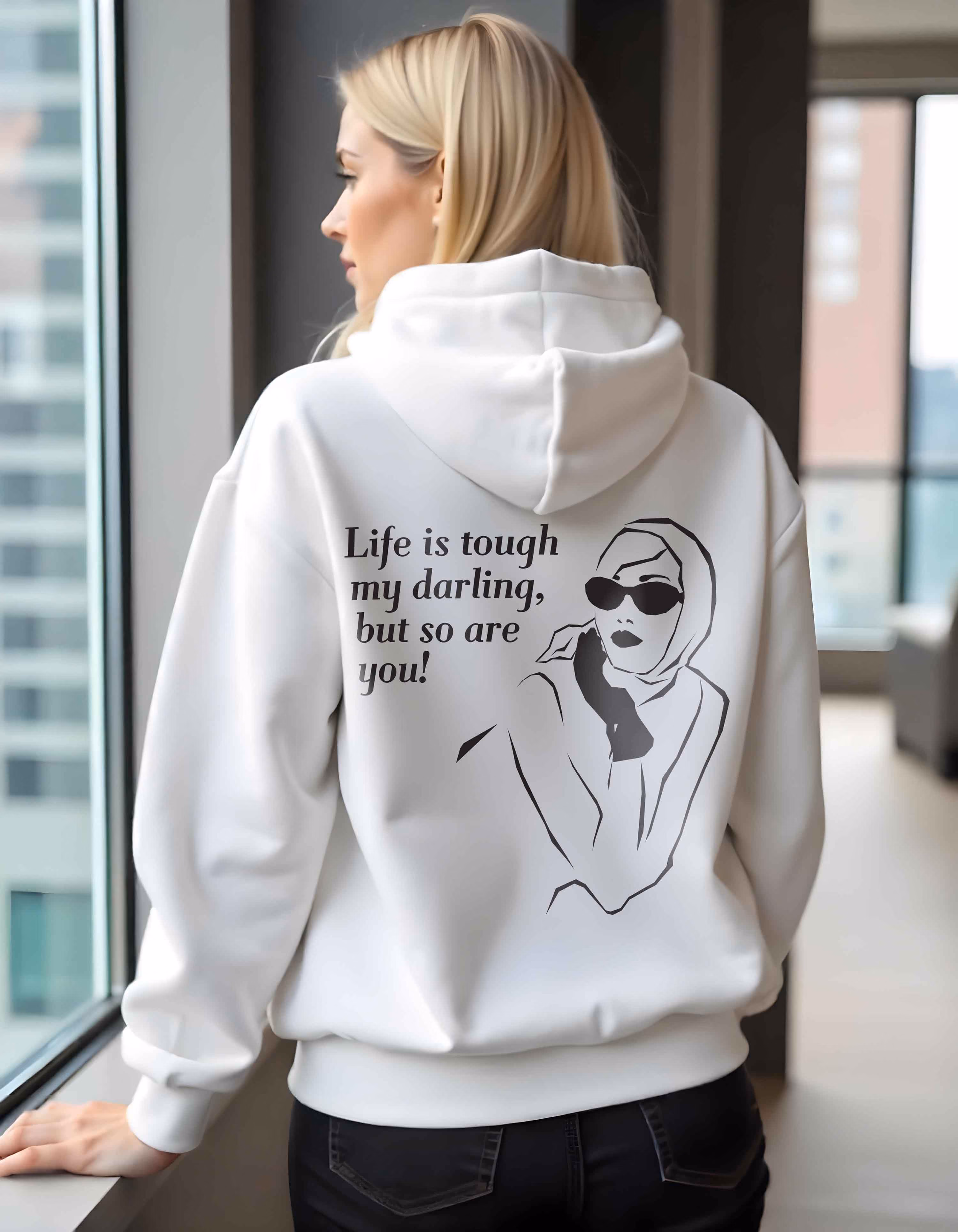 Dame i hvit hettegenser med grafisk trykk på ryggen. Grafisk designer Jessehim.