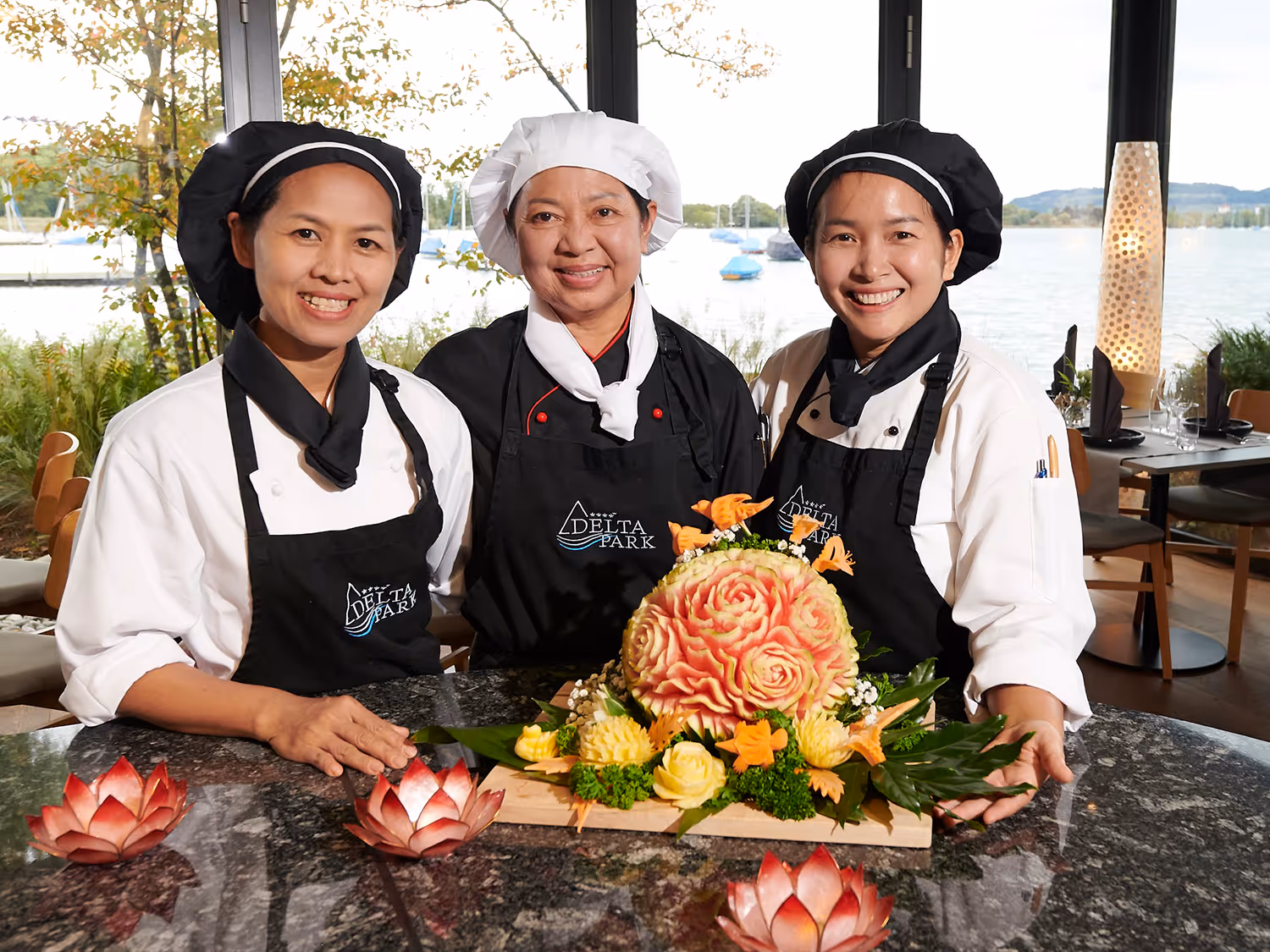 Trois cuisiniers thaïlandais avec un plat thaïlandais