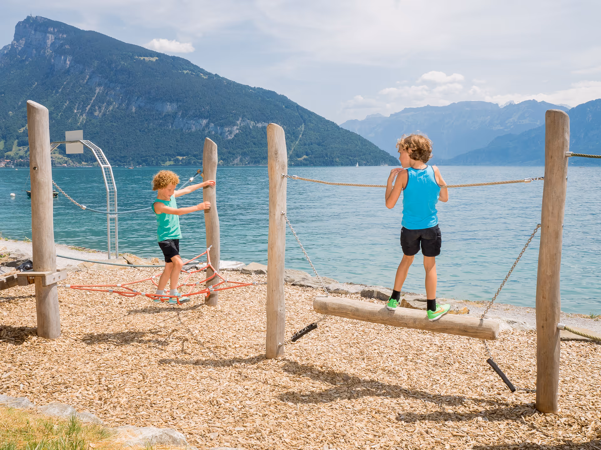Kinder spielen am Strand am Thunersee