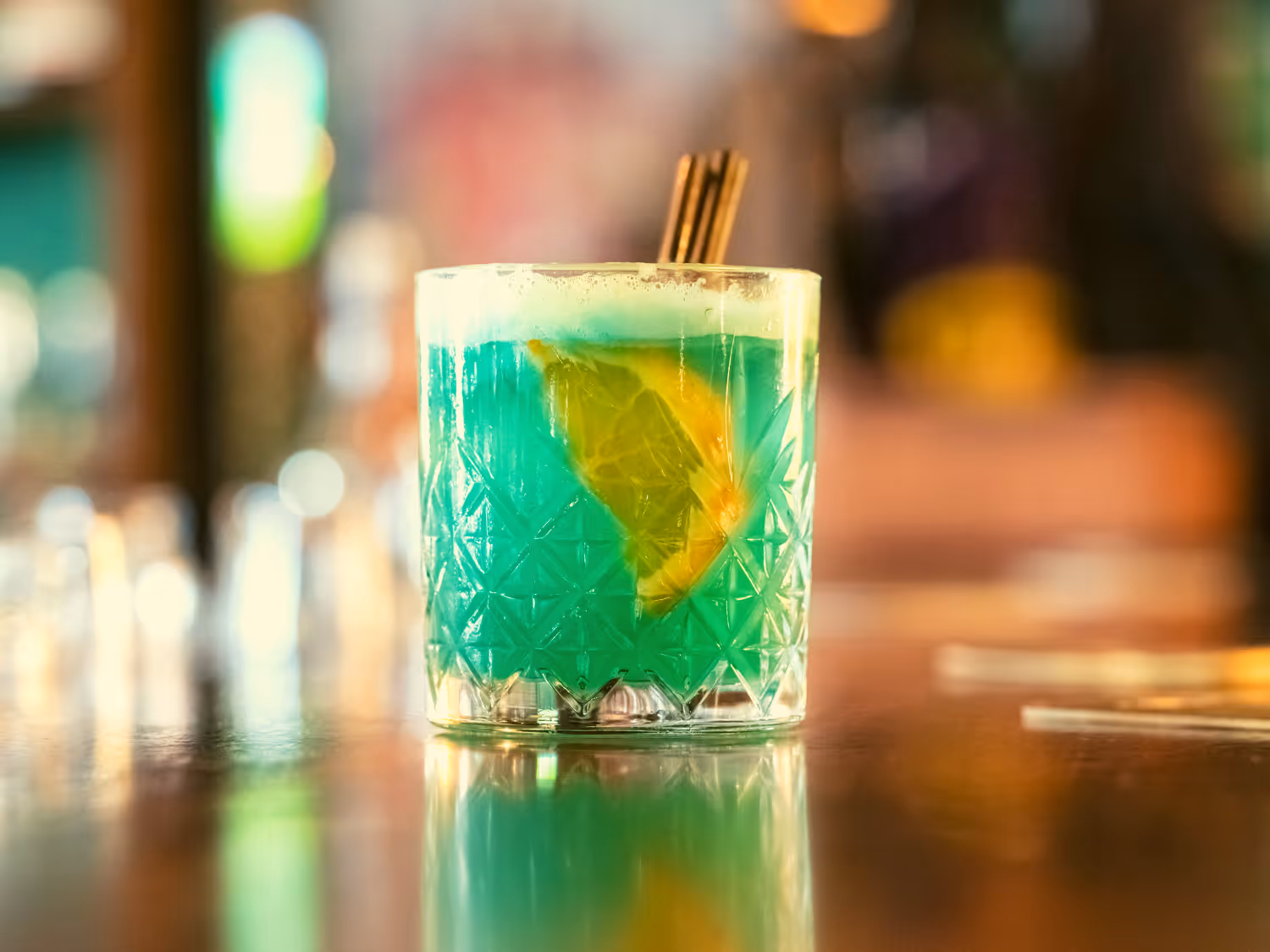 Cocktail sur un comptoir de bar