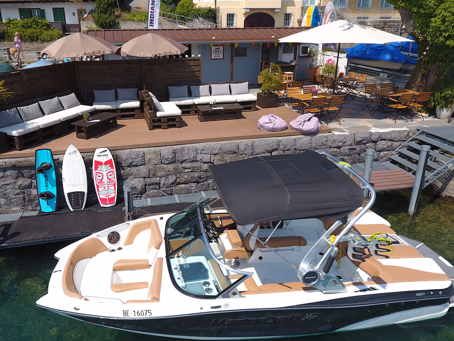 Bateau à moteur avec SUP