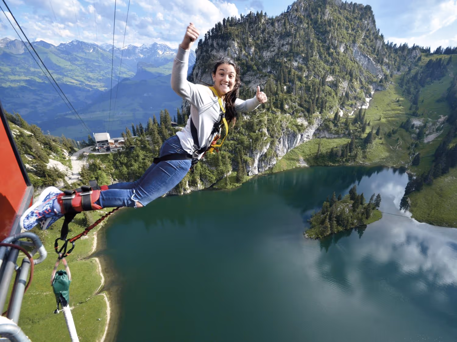 Femme sautant à l'élastique depuis le téléphérique du Stockhorn 