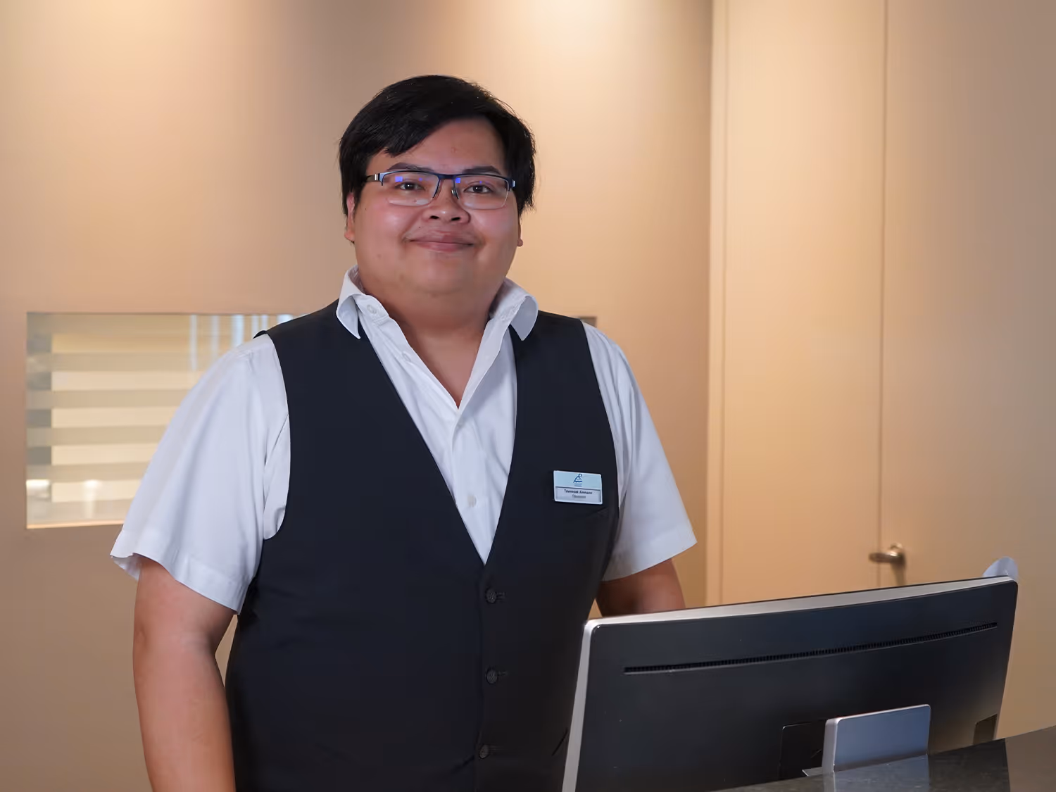 Portrait von Taki an der Rezeption des Solbadhotels Sigriswill