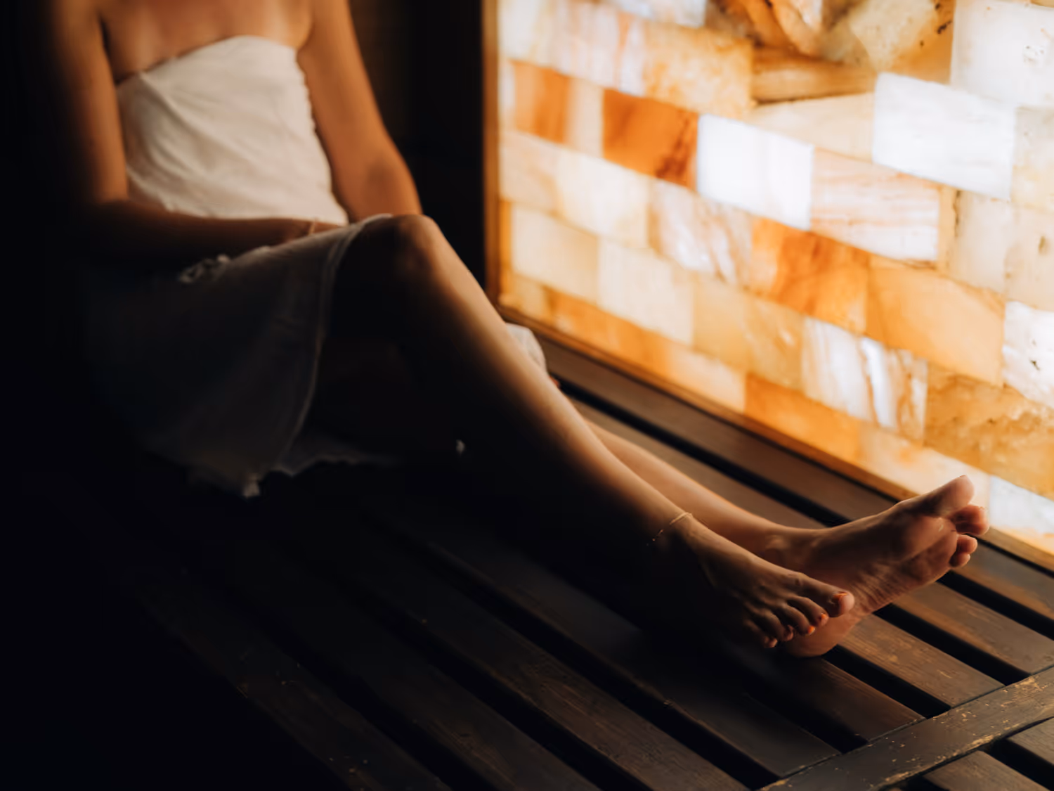 Femme sur un banc dans un sauna