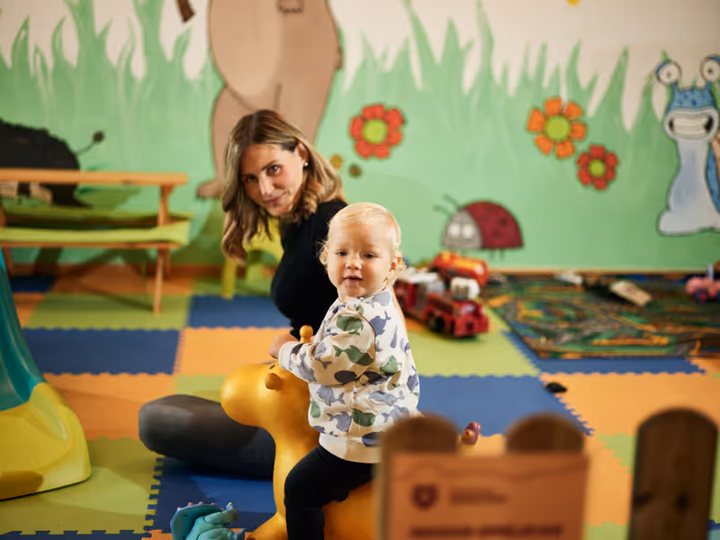 Coin de jeu pour les enfants avec mur peint