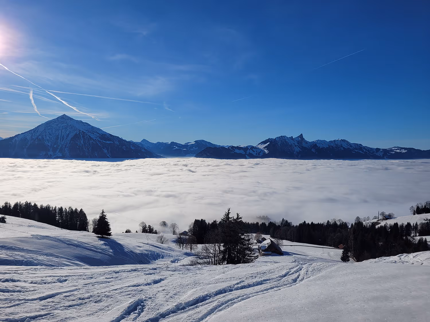 Vue sur la mer de brouillard au-dessus du lac de Thoune