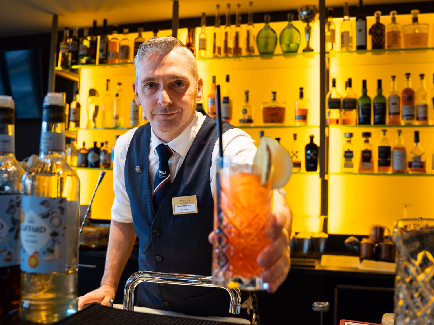 Barkeeper Roger Weischede hinter der Bar am mixen