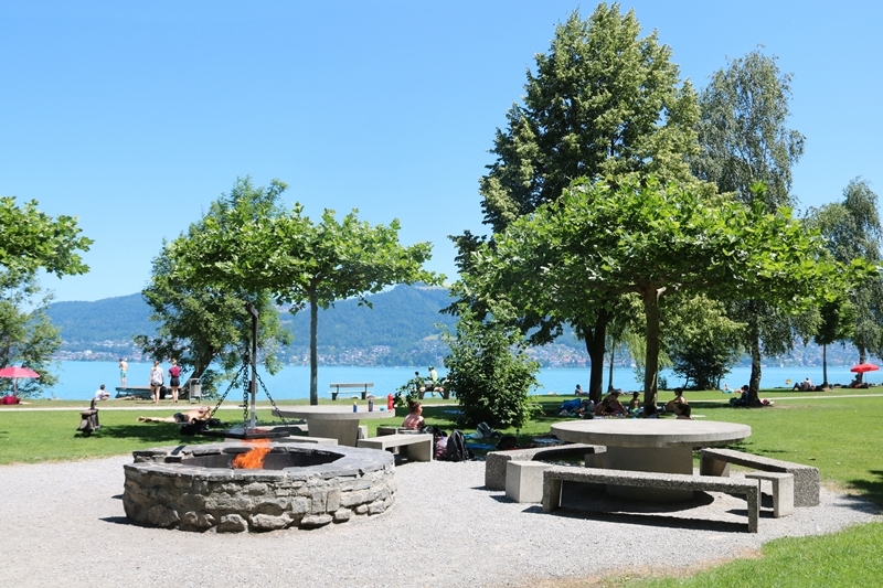 Öffentliche Grillstelle Seewiese Einigen am Thunersee mit Feuerstelle, Spielplatz und Picknicktischen
