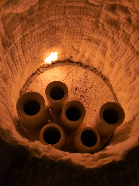 Ein Kurs mit besonderem Inhalt: Wir praktizieren die Rakutechnik und brennen unsere Werkstücke in einem Raku-Ofen. Er besteht aus drei Terminen, da die Werkstücke zuerst mit speziellem Raku-Ton hergestellt werden, danach mit spezieller Glasur glasiert werden und dann in einem speziellen Ofen mit Gasbrenner gebrannt werden. Sie werden dann im heißen Zustand aus dem Ofen genommen und in einer Tonne mit Sägespäne reduziert. Dieser Termin findet im Garten statt, da die Sägespäne anfängt zu brennen.
Der Kurs findet an drei Terminen statt: 24.08. 13:30- 16:00 Töpfern
13.09. 19:00-20:00 Glasieren
14.09. ab 15:00 Brennen im Garten
