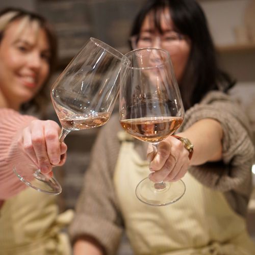 Ihr möchtet einen Mädelsabend veranstalten, einen Junggessell:innenabschied nicht mit Küsschen verkaufen verbringen, einen Geburtstag mal woanders als zuhause feiern? Dann kommt doch in die Kurswerke und töpfert etwas gemeinsam. Das schafft Erinnerung im Herzen und in der Hand. Eine private Veranstaltung dauert 2,5 Stunden und kostet für bis zu fünf Personen 500 €, pro zusätzliche Person kostet es dann 35 € extra bis 10 Personen (also max. 675 €). Ihr könnt in der Veranstaltung töpfern was ihr mögt, ich leite euch dabei etwas an. Ich glasiere und brenne danach eure Werkstücke und ihr habt sie dann etwa 4 Wochen später in der Hand. Bei Bedarf könnt ihr euch gegen Aufpreis von etwa 10 €/p.P. auch ein Catering (Dänische Smørrebrød und Suppe von Aelling aus der Markthalle oder Antipasti von Pizzeria Napoli) dazu buchen. Ihr könnt euch aber auch gern was zu knabbern und zu trinken mitbringen. Gläser, Besteck und Geschirr ist vorhanden.