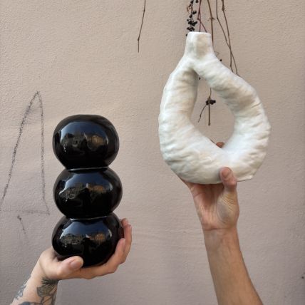 Die Bildhauerin Fides Müller zeigt dir in diesem Wochenend-Workshop, wie du eine eigene organische Vase aufbauen und modellieren kannst (maximale Größe ist hierbei etwa 25 cm Höhe/ 25 cm Breite). Bringt dafür auch gern Skizzen, Fotos oder andere Vorlagen mit. Wir entwickeln besprechen eure Ideen weiter, bis wir einen konkrete Idee haben die dann umgesetzt wird. Nach dem Kurs trocknen und brennen wir die entstandenen Werkstücke und glasieren sie mit einer Glasur deiner Wahl. Alternativ kannst du in einem extra Glasurtermin (für 30 €) deine Vase auch eigenhändig und mehrfarbig glasieren. Für diesen Kurs brauchst du keinerlei Vorkenntnisse. Er besteht aus einem Termin zu 4 Stunden.
Dein Werk ist etwa vier Wochen fertig und abholbereit.
