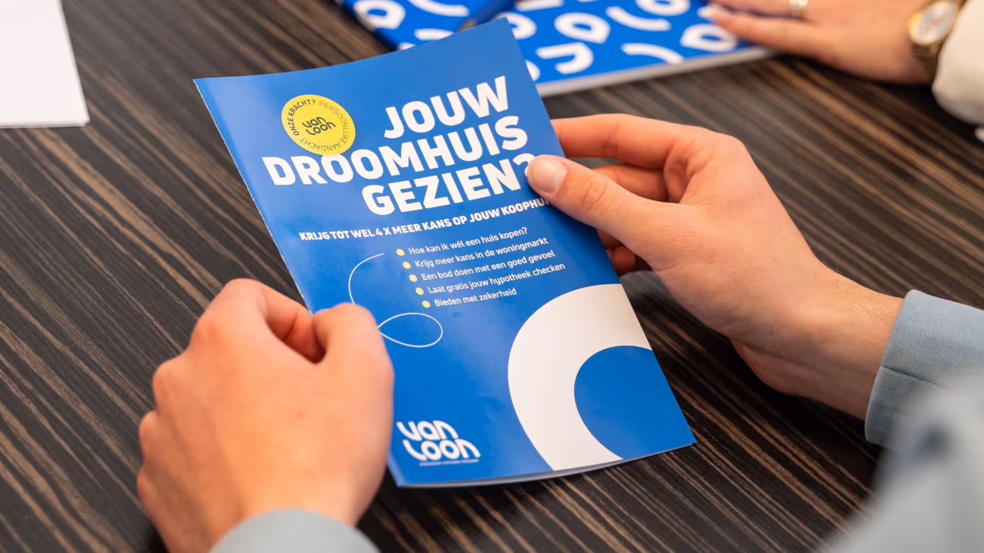 flyer droomhuis in handen van klant