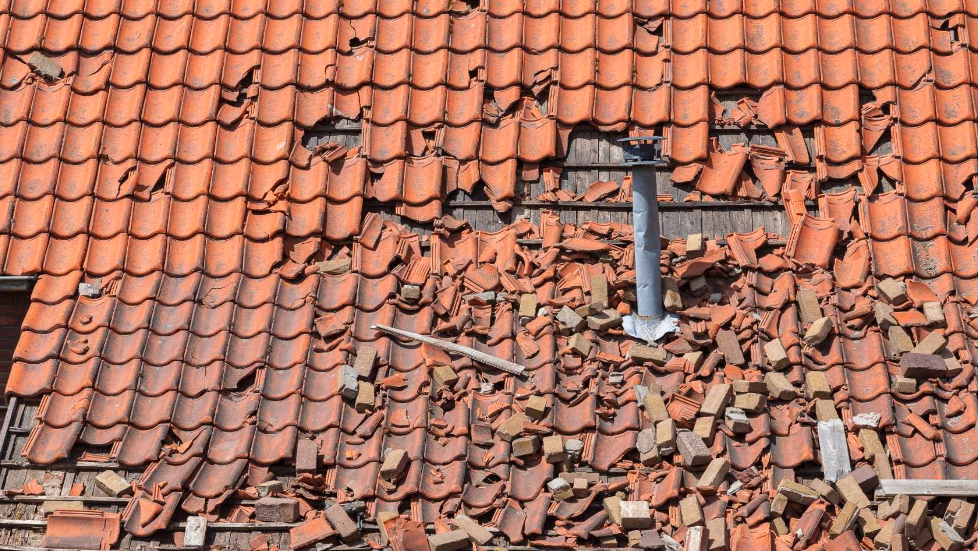 Dak met schade aan dakpannen
