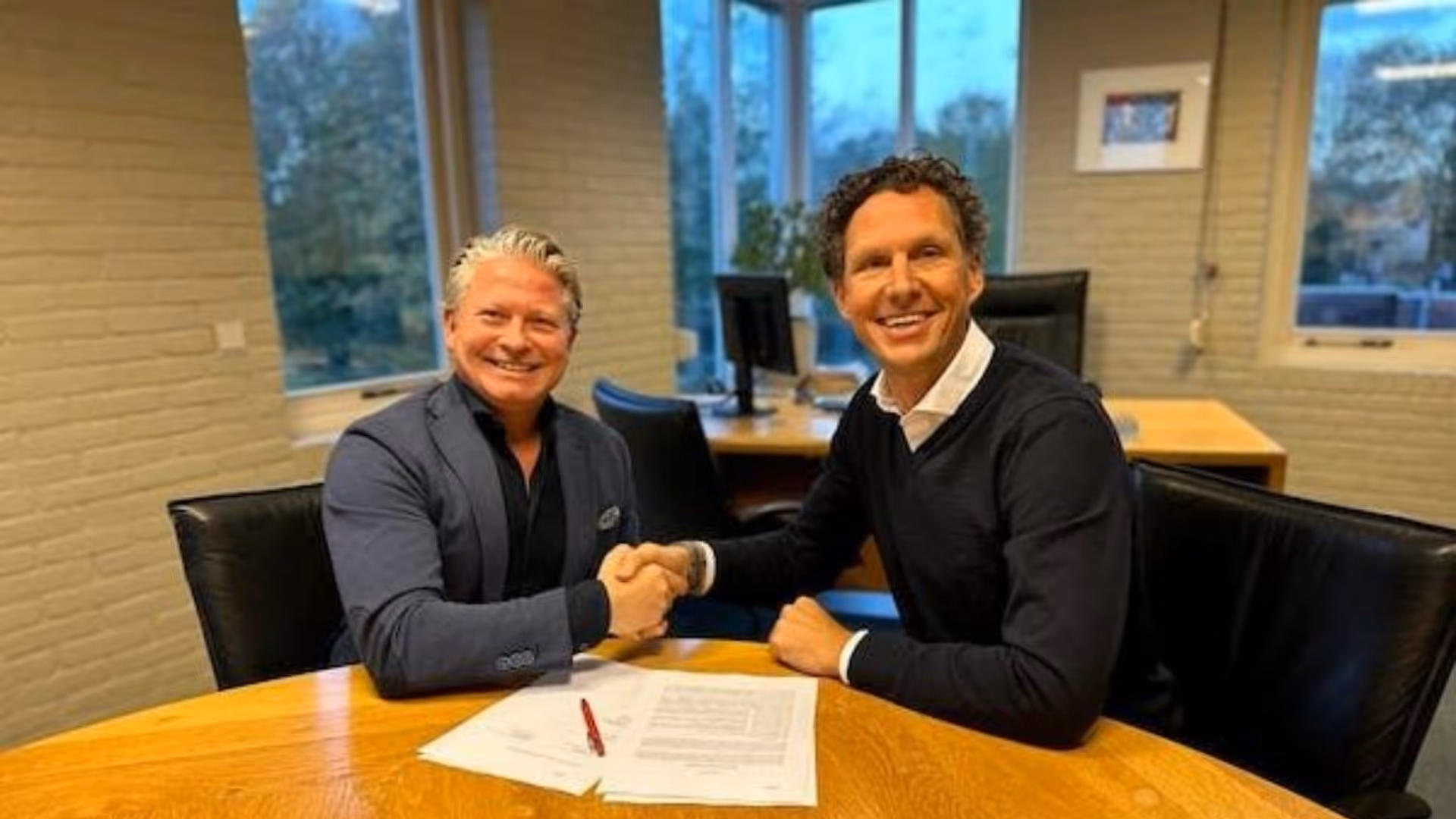 Twee mannen die elkaar een hand geven