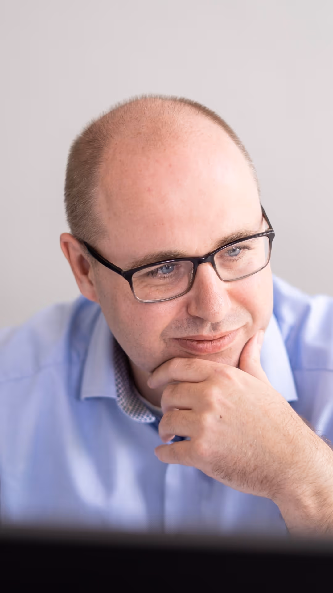 Een adviseur met zijn hand onder zijn kin