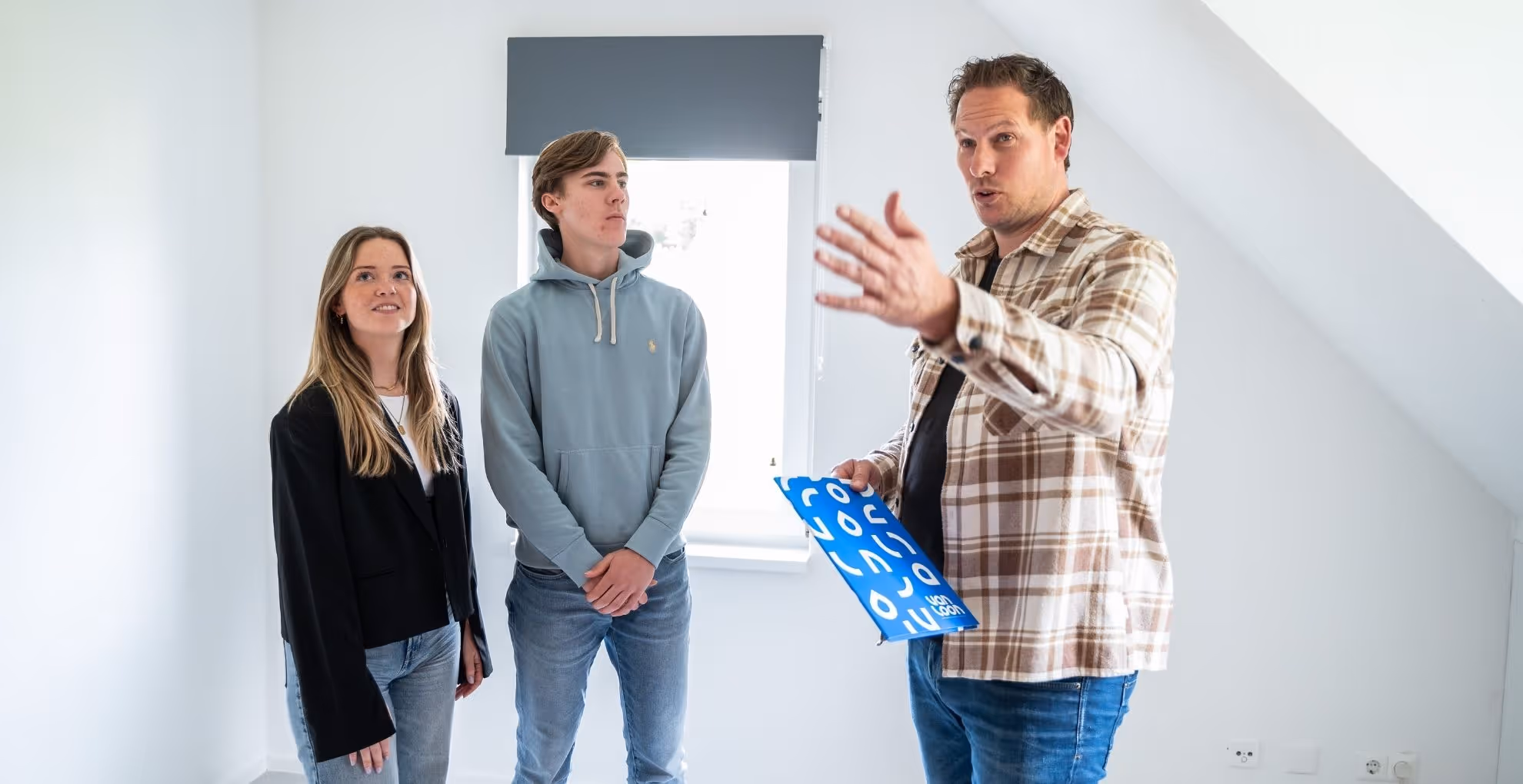 Makelaar laat huis zien aan jong koppel