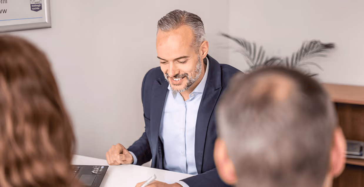 Advice on absenteeism insurance by an advisor