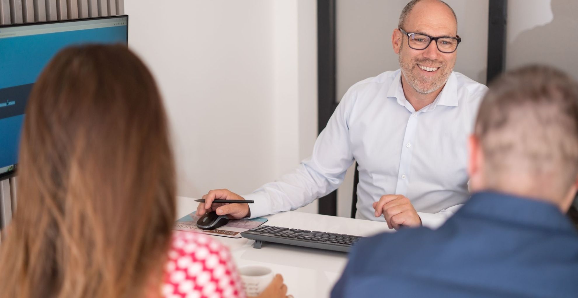 Adviseur in gesprek met klanten